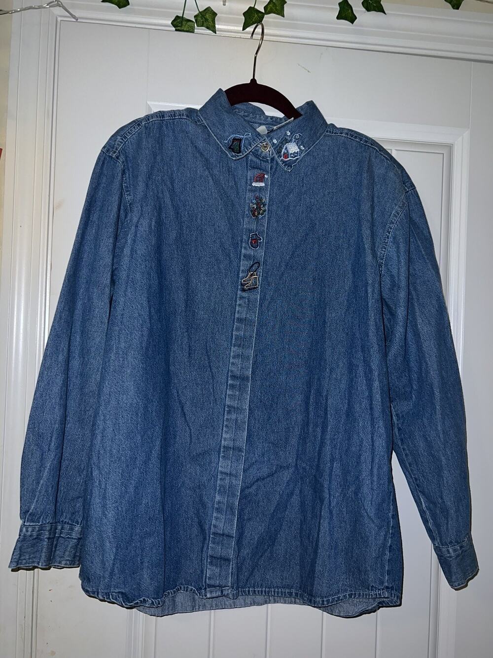Capacity denim button down long sleeve blouse winter theme snow embroidered MED
